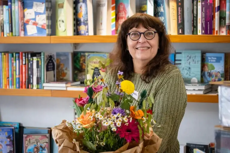 Hiltrud Markett mit Blumenstrauß zum Jubiläum
