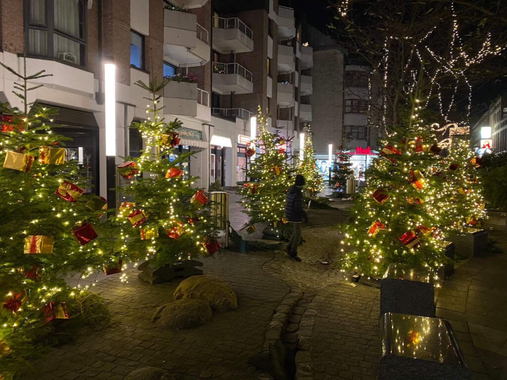 Langenfeld leuchtet - Weihnachtsbäume mit Beleuchtung