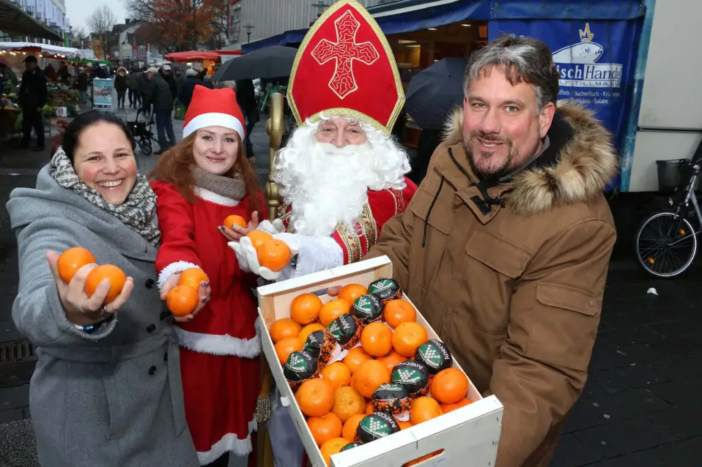 <strong>Weihnachtsvorbereitungen auf dem Marktplatz und dem Wochenmarkt</strong>