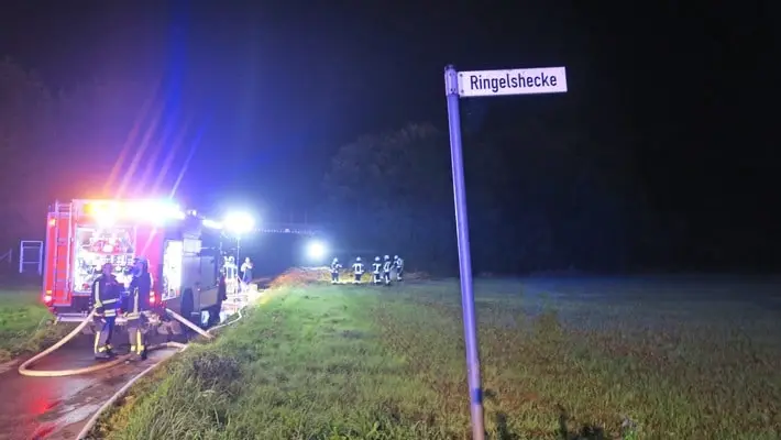 Langenfeld Feuerwehreinsatz am Feld