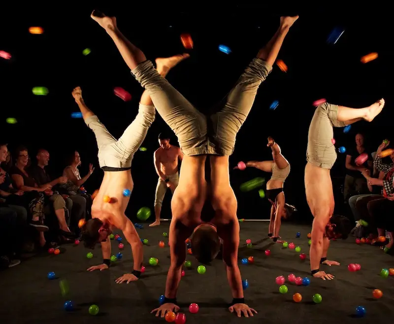 A Simple Space – Zirkus & Körpertheater