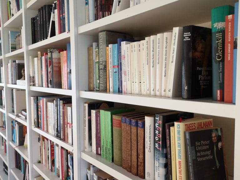 Regalwand mit Büchern